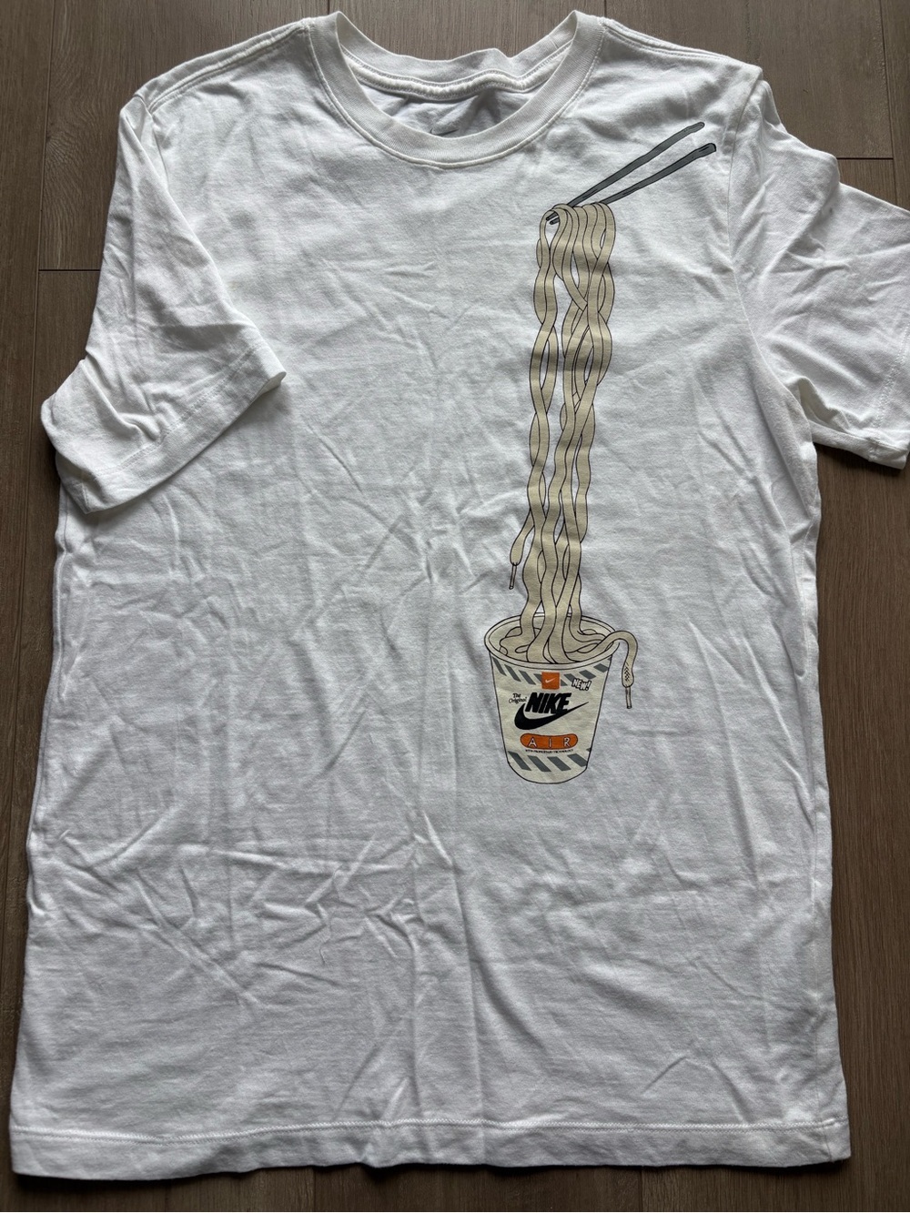 The Nike Tee Cup Noodles Graphic T-Shirt 
L